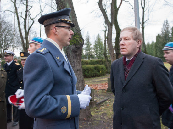 Komisjoni liikmed osalesid välijumalateenistusel ja pärgade asetamise tseremoonial Kaitseväe kalmistul